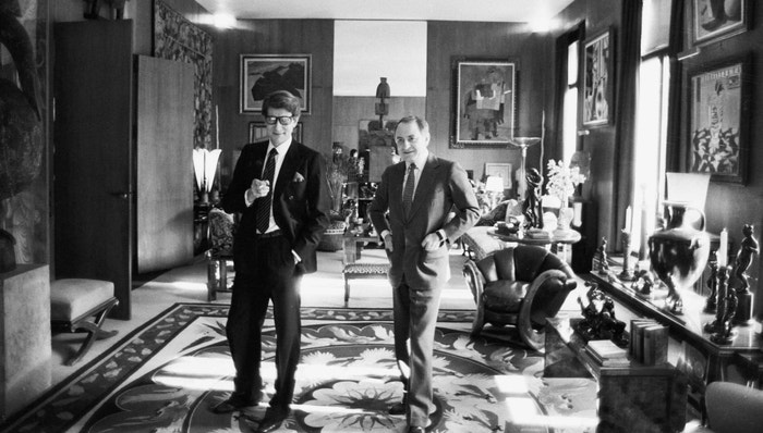 Yves Saint Laurent a Pierre Bergé ve svém bytě v 55 rue de Babylone, 1982