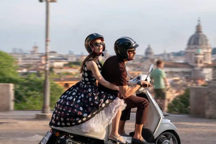 Lily Collins jako Emily a Eugenio Franceschini jako Marcello v seriálu Emily in Paris