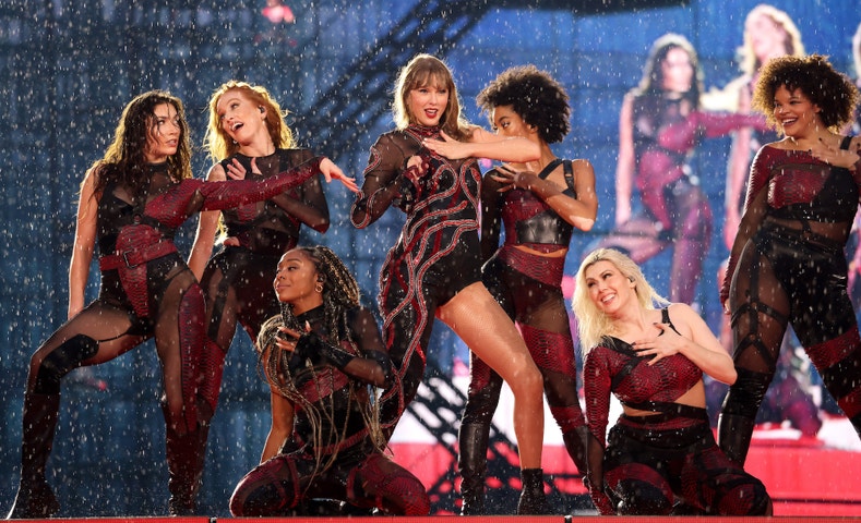 Na koncertu Taylor Swift pršelo, ale její rtěnka se ani nehnula