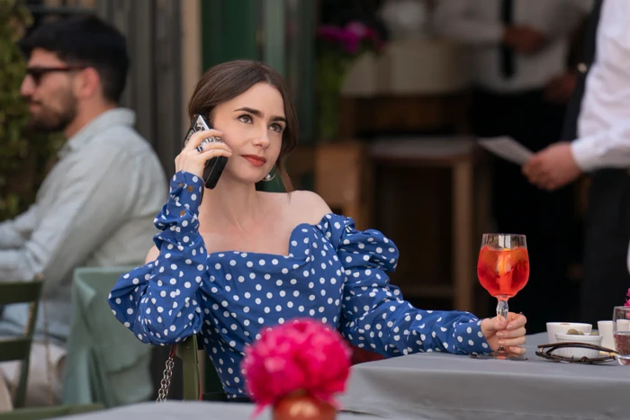 Lily Collins jako Emily v seriálu Emily in Paris