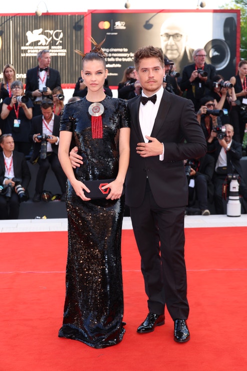 Barbara Palvin v Armani Privé a Dylan Sprouse, Venice International Film Festival, 31. srpna 2022