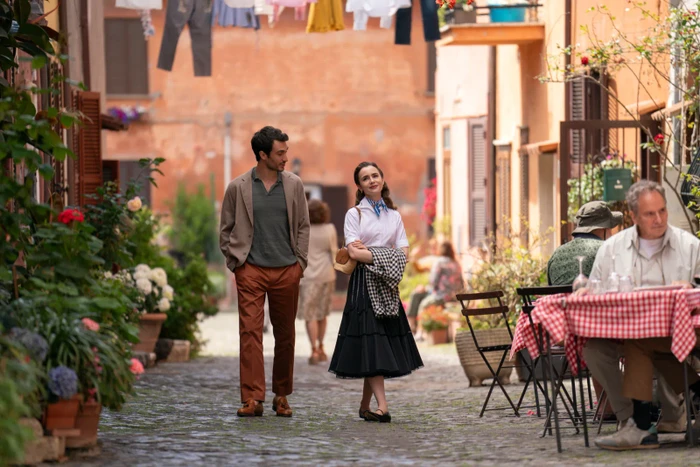 Lily Collins jako Emily a Eugenio Franceschini jako Marcello v seriálu Emily in Paris