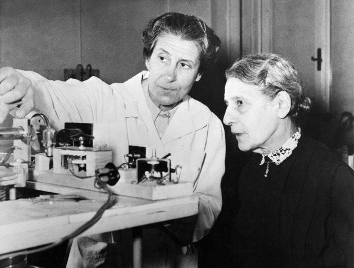 Lise Meitner a rakouská fyzička Berta Karlik (vlevo)