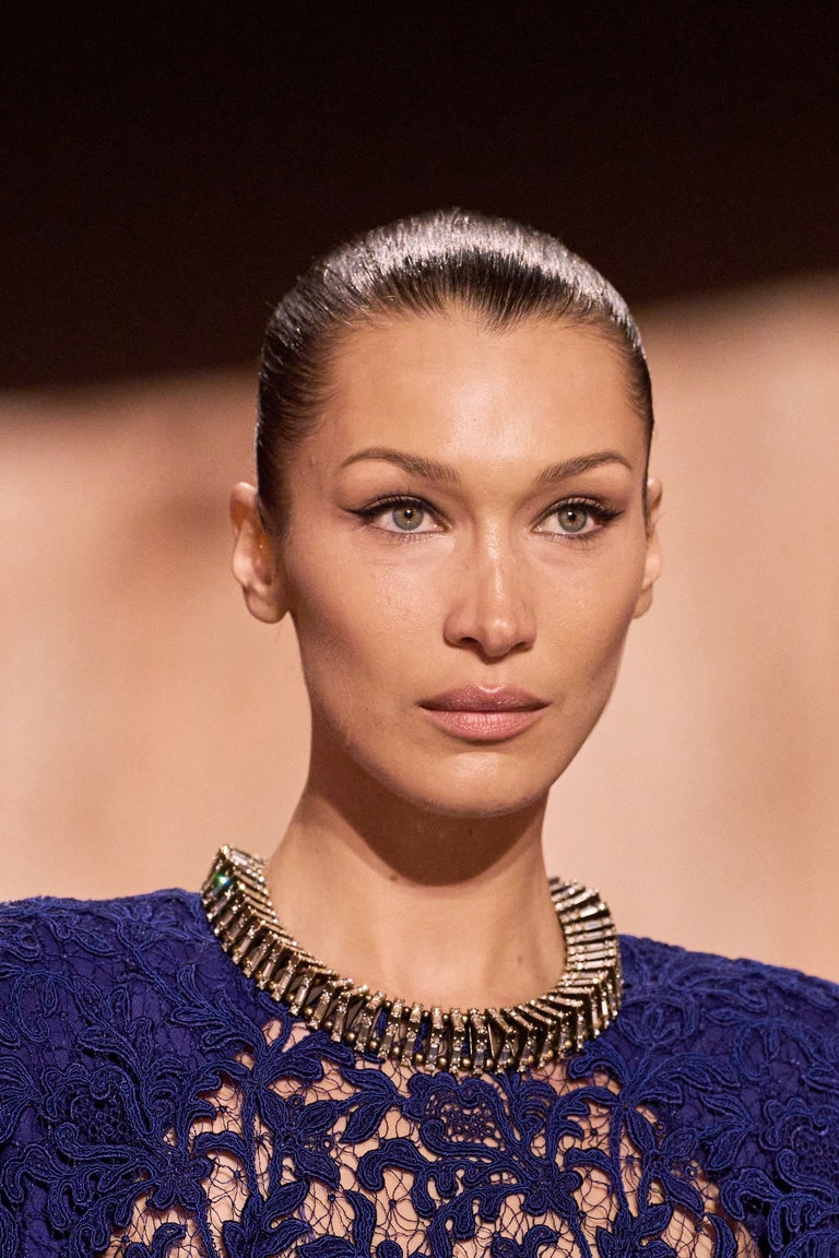 Bella Hadid na přehlídce podzim - zima 2025/2026, SAINT LAURENT