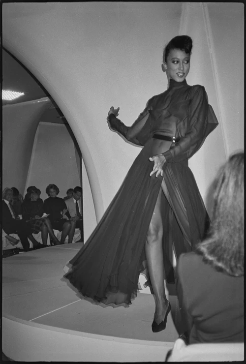 Pat Cleveland na přehlídce Azzedine Alaïa v Bergdorf Goodman, 1982. Fotografická reprodukce z 35mm negativu Andy Warhola