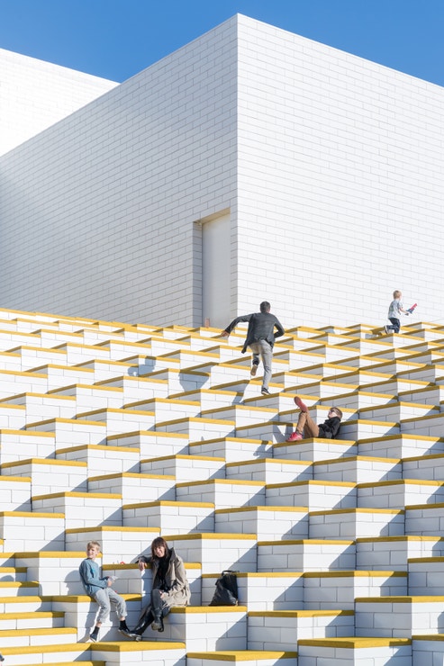 Lego House od Bjarke Ingels Group.   V dánském městě Billiund, odkud pochází, má Lego své centrum věnované dětem a učení. Návrh dánské architektonické firmy Bjarke Ingels Group (BIG) vypadá jako stoh obrovských Lego kostek s rozpixelovanými schodišti, které fungují i jako neformální posluchárny.