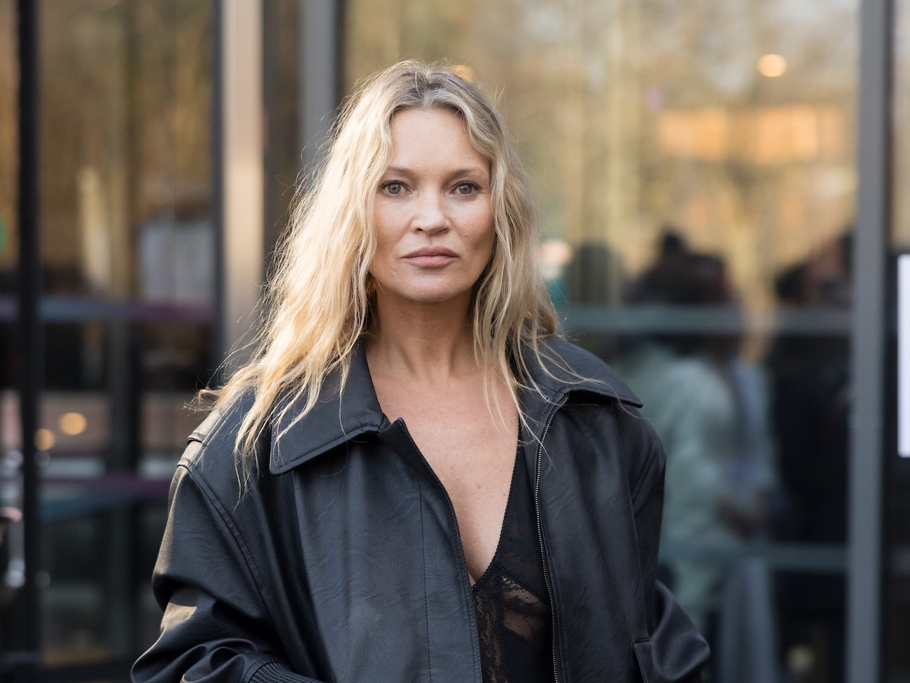 Kate Moss na přehlídce Stella McCartney podzim–zima 2025/2026 v Paříži, 5. března 2025