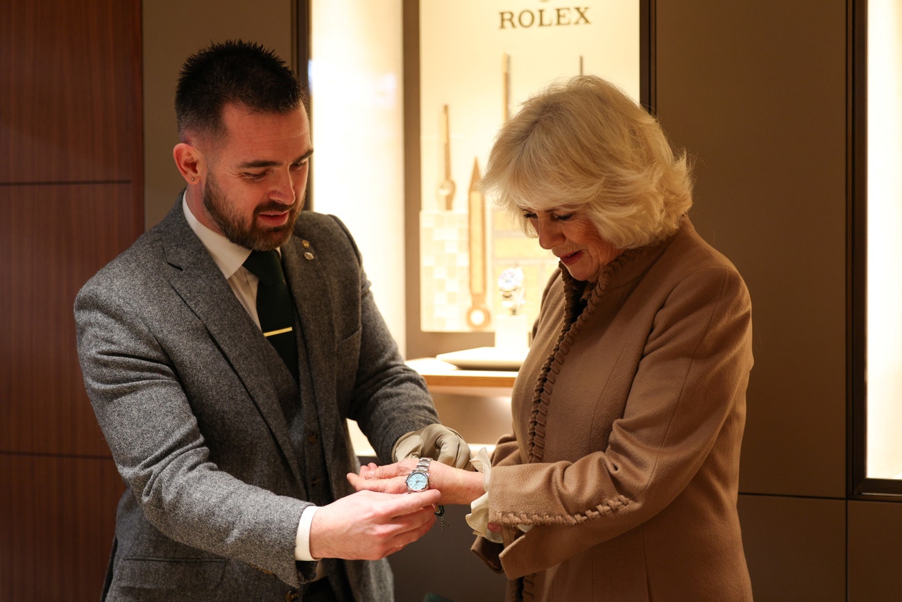 Královna Camilla si zkouší hodinky Rolex Oyster Perpetual