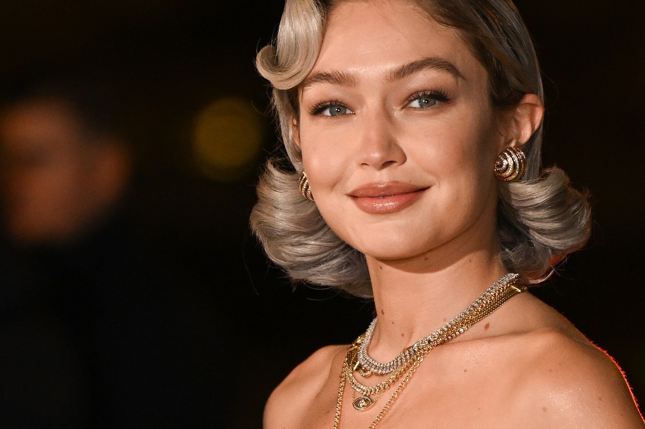 Gigi Hadid na Grand Dîner du Louvre během pařížského fashion weeku, 4. března 2025