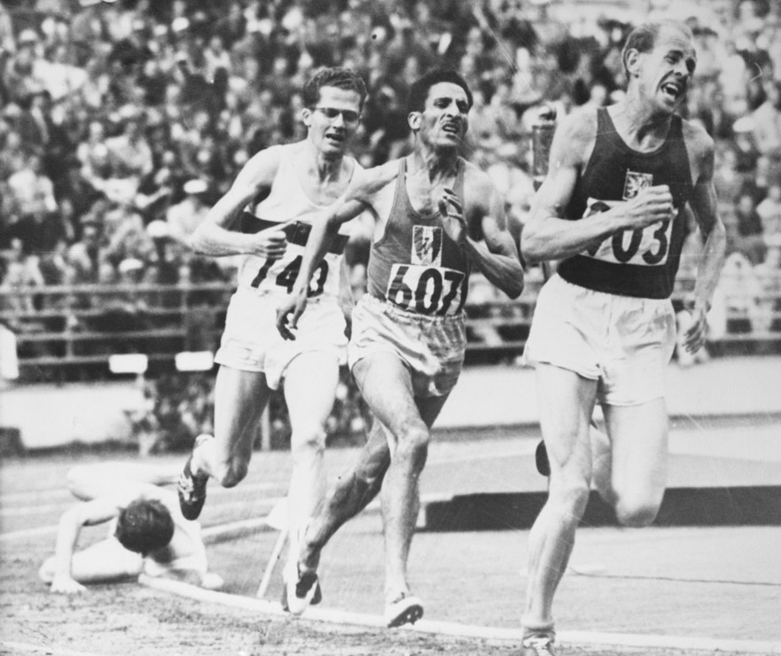 Olympiáda v Helsinkách, vítěz Emil Zátopek, za ním A. Mimoun, H. Schade a C. Chataway